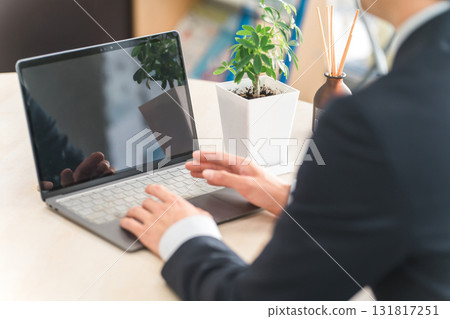 一個穿著西裝的男人的手在筆記型電腦上打字 131817251