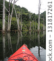 在天然湖泊上劃獨木舟 131817261