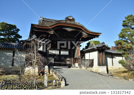仁和寺本山:秋季的御門(京都市右京區) 仁和寺本山:秋季的御門(京都市右京區) 131817342