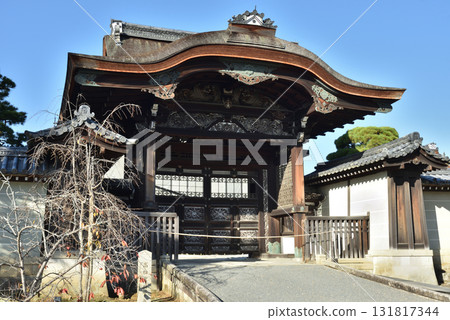 Ninnaji Temple Head Temple: Imperial Gate in Autumn (Ukyo Ward, Kyoto City) Ninnaji Temple Head Temple: Imperial Gate in Autumn (Ukyo Ward, Kyoto City) 131817344