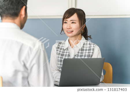 一名為顧客服務的女性接待員/職員和一名男性顧客 131817403