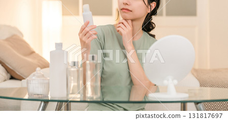 亞洲年輕女性在晚上睡覺前進行皮膚護理和夜間護理 亞洲年輕女性在晚上睡覺前進行皮膚護理和夜間護理 131817697