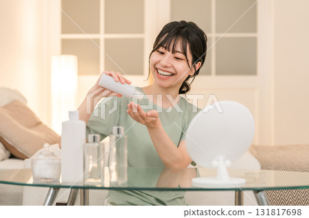 亞洲年輕女性在晚上睡覺前進行皮膚護理和夜間護理 亞洲年輕女性在晚上睡覺前進行皮膚護理和夜間護理 131817698