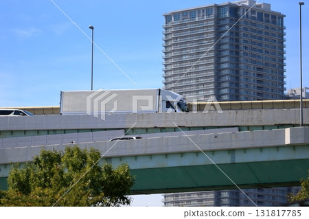 首都高速公路和物流卡車圖像 131817785