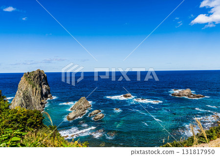 從北海道島武井海岸眺望積丹藍海。秋季,十月 從北海道島武井海岸眺望積丹藍海。秋季,十月 131817950