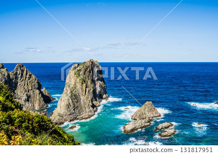 從北海道島武井海岸眺望積丹藍海。秋季,十月 從北海道島武井海岸眺望積丹藍海。秋季,十月 131817951