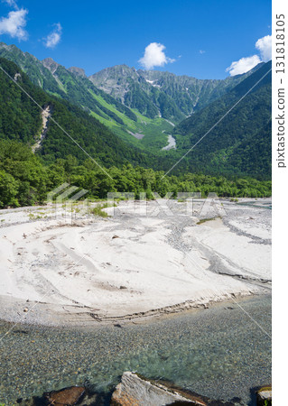 長野縣 梓川清澈的河水、上高地、夏日風景 長野縣 梓川清澈的河水、上高地、夏日風景 131818105