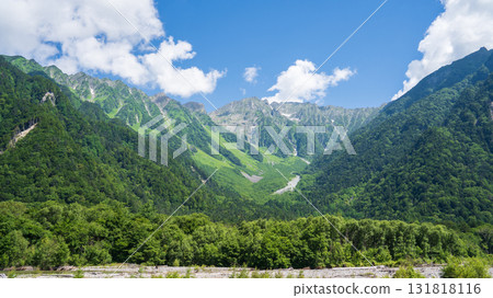 長野縣 梓川清澈的河水、上高地、夏日風景 長野縣 梓川清澈的河水、上高地、夏日風景 131818116