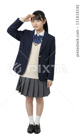 一名高中女生將手掌放在眉毛上，凝視著遠方 131818192