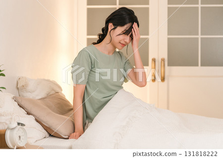 年輕的亞洲女性在臥室醒來後頭痛 131818222