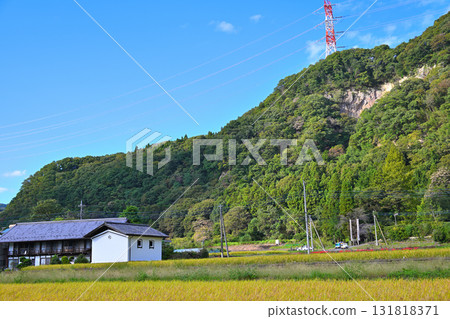 Farmhouse and storehouse, rice harvest season, river terrace, autumn scenery 131818371