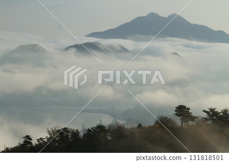 A mountain wrapped in a sea of clouds A mountain wrapped in a sea of clouds 131818501
