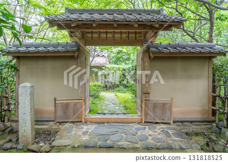 Kyoto, Sagano Nunnery, Nyoizan Enrian (the site of the Ogura Villa where the Hyakunin Isshu was compiled), mountain gate, in front of Saga Nison-in Temple in Ukyo Ward 131818525