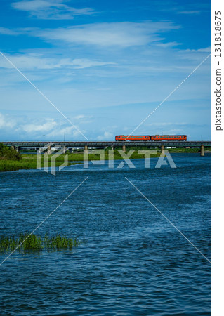 藍天白雲下，鱈魚子色的當地火車線路 131818675