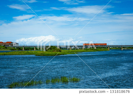 一列穿過鐵路橋的鱈魚子色火車 131818676