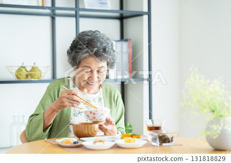 吃早餐的資深婦女 131818829