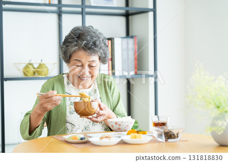 吃早餐的資深婦女 131818830