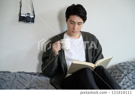 男人坐在床上看書 男人坐在床上看書 131819111