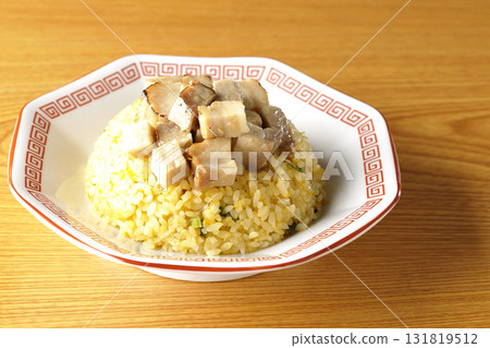 蛋炒飯配豬肉丁 131819512