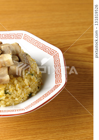 蛋炒飯配豬肉丁 131819526