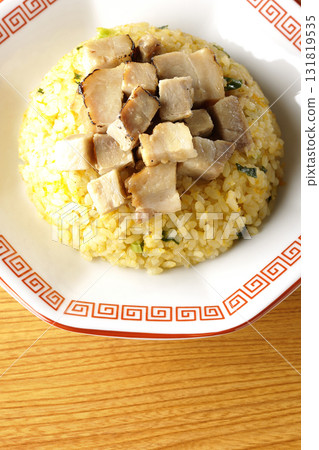 蛋炒飯配豬肉丁 131819535