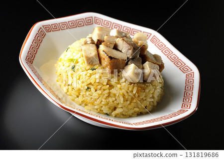 黑色背景下拍攝的蛋炒飯配豬肉丁 黑色背景下拍攝的蛋炒飯配豬肉丁 131819686