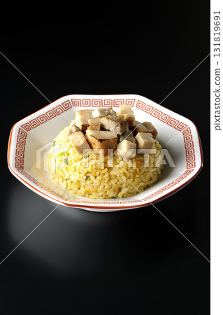 黑色背景下拍攝的蛋炒飯配豬肉丁 131819691