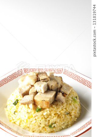 白色背景下拍攝的蛋炒飯配豬肉丁 131819744