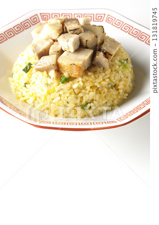 白色背景下拍攝的蛋炒飯配豬肉丁 131819745