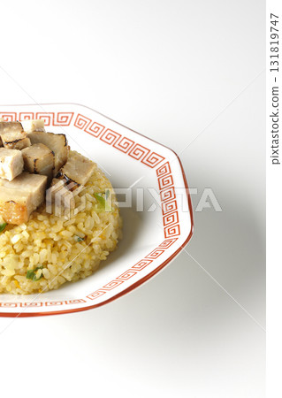 白色背景下拍攝的蛋炒飯配豬肉丁 白色背景下拍攝的蛋炒飯配豬肉丁 131819747