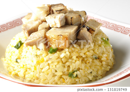 白色背景下拍攝的蛋炒飯配豬肉丁 131819749