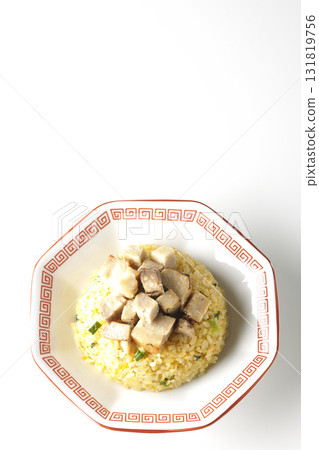 白色背景下拍攝的蛋炒飯配豬肉丁 131819756