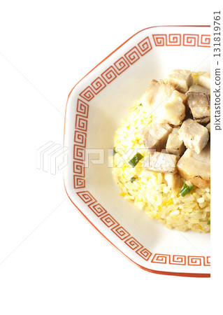 白色背景下拍攝的蛋炒飯配豬肉丁 白色背景下拍攝的蛋炒飯配豬肉丁 131819761