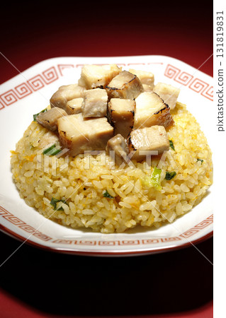 蛋炒飯配豬肉丁 131819831