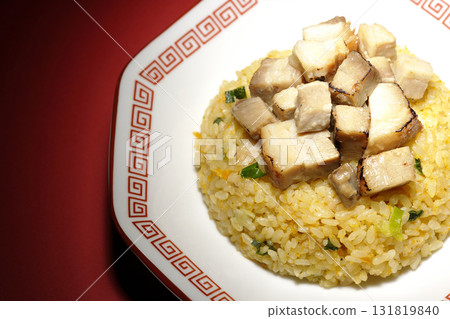 蛋炒飯配豬肉丁 131819840