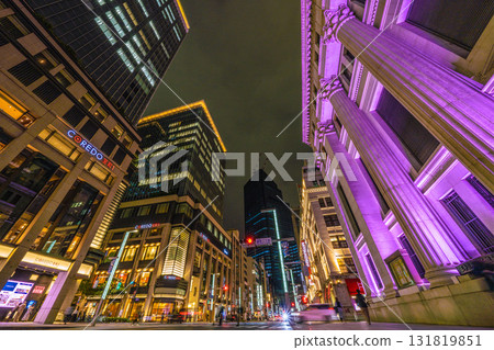 日本東京城市景觀:日本橋及室町 2 丁目。 Coredo 室町 1 和 3、三井住友信託銀行和三越。背景是日本橋一丁目。 日本東京城市景觀:日本橋及室町 2 丁目。 Coredo 室町 1 和 3、三井住友信託銀行和三越。背景是日本橋一丁目。 131819851