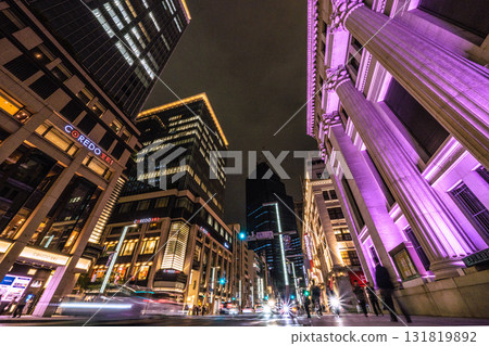 日本東京城市景觀：日本橋及室町 2 丁目。 Coredo 室町 1 和 3、三井住友信託銀行和三越。背景是日本橋一丁目。 131819892