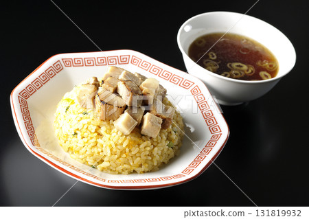 蛋炒飯配豬肉丁和中式湯 131819932