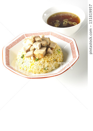 蛋炒飯配豬肉丁和中式湯 131819957