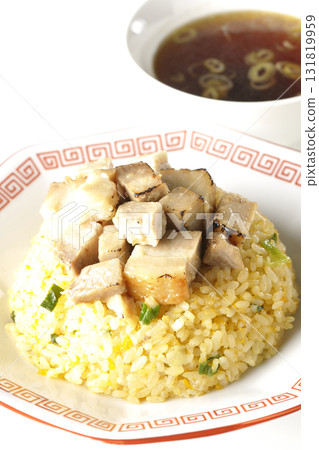 蛋炒飯配豬肉丁和中式湯 蛋炒飯配豬肉丁和中式湯 131819959