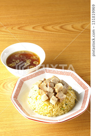 蛋炒飯配豬肉丁和中式湯 131819969
