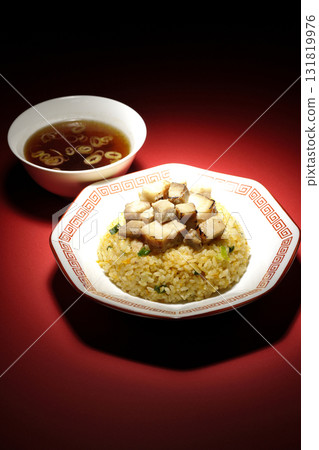 蛋炒飯配豬肉丁和中式湯 131819976