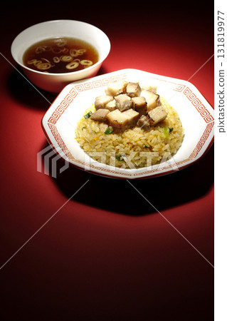 蛋炒飯配豬肉丁和中式湯 131819977