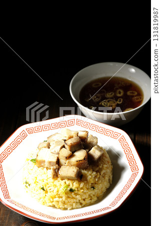 蛋炒飯配豬肉丁和中式湯 131819987