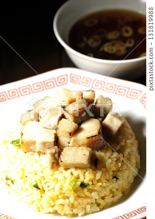 蛋炒飯配豬肉丁和中式湯 131819988