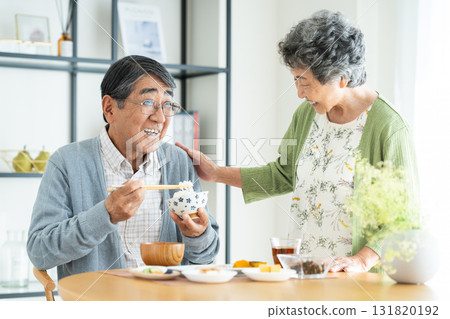 Senior couple eating breakfast 131820192