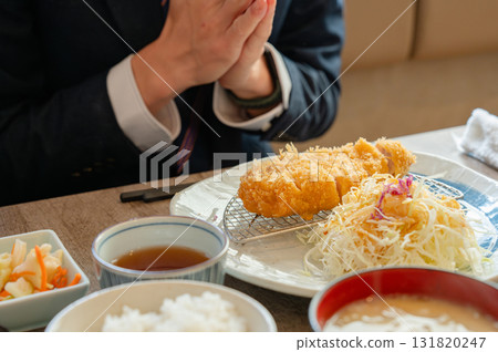 一個男人在吃 131820247