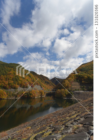 Autumn leaves and a white bridge over Lake Mizugaki (Hokuto City, Yamanashi Prefecture) Autumn leaves and a white bridge over Lake Mizugaki (Hokuto City, Yamanashi Prefecture) 131820366