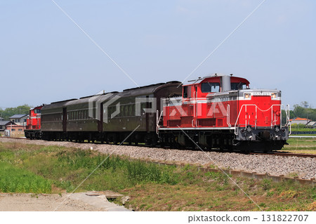 DD51型柴油機車運行於八公線非電氣化路段。 DD51型柴油機車運行於八公線非電氣化路段。 131822707