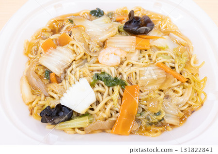 Delicious convenience store fried noodles with mixed vegetable sauce 131822841